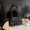 Bolso de hombro en charol negro brillante con lazos elegantes y bolsillos frontales - Negro