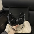 Schwarze Hobo-Tasche aus Lackleder mit silberner Kette und modischem Textdetail - Schwarz