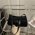 Elegante borsa sottobraccio in pelle PU nera con dettaglio fibbia dorata alla moda - Nero