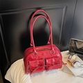 Bolso de hombro de charol rojo brillante con bolsillos frontales con lazos - Rojo