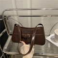 Borsa sottospalla minimalista marrone scuro con fibbia dorata e finitura opaca - Marrone