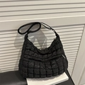 Bolso hobo acolchado negro con correa ancha ajustable y textura suave de nube para mujer - Negro