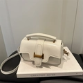 Bolso bandolera minimalista blanco crema con hebilla de bronce vintage y textura - Blanco