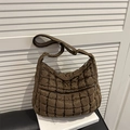 Bolso de hombro hobo acolchado marrón oscuro con textura puff y correa ajustable - Marrón