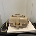Bolso bandolera beige de charol sintético con hebilla dorada y diseño cuadrado - Caqui