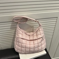 Bolso hobo acolchado rosa claro con correa ajustable y textura de burbujas - Rosa