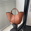 Elegante borsa tote marrone con cuciture nere a contrasto e manico dal design minimal - Marrone