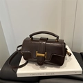 Bolso cuadrado vintage marrón de cuero con hebilla dorada y correa de hombro ajustable - Marrón Oscuro