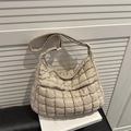 Borsa a nuvola trapuntata beige con trama a nido d'ape e tracolla regolabile - Cachi