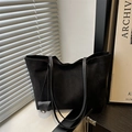Bolso tote negro minimalista en acabado mate con correas delgadas y detalle lateral - Negro