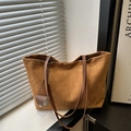 Bolso tote de ante sintético marrón caramelo con mini monedero colgante a juego - Marrón