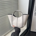 Borsa tote bianca minimalista con cuciture nere e bordi a contrasto tenuta in mano - Bianco