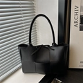 Bolso tote negro de cuero sintético trenzado con patrón de tejido grande y lazo - Negro