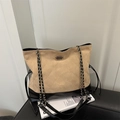 Modische Tragetasche aus beigem Wildleder und schwarzem Leder mit Rautensteppung und Kette - Khaki