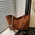Bolso tote de ante marrón con correas de hombro y mini bolsa lateral para mujer - café