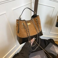 Retro Color-Block Umhängetasche aus braunem Wildleder und schwarzem Leder mit Goldschloss - Braun