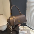 Bolso bandolera cuadrado marrón oscuro retro con cierre dorado y detalle de asa anudada - Marrón