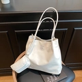 Borsa tote bianca in ecopelle con logo e mini pochette coordinata in stile chic - Bianco
