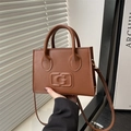 Borsa a mano quadrata marrone minimalista con logo G e tracolla portata a mano - Marrone