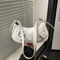 Bolso baguette blanco de piel PU brillante con hebillas plateadas y correa ajustable - Blanco