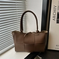 Bolso tote tejido en marrón oscuro con patrón de rejilla grande y detalle de cordones - Marrón