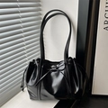 Borsa a spalla in pelle oliata nera con fiocco decorativo e chiusura a coulisse - Nero