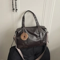Retro deep brown tote bag in pebbled faux leather with a woven strap and plush charm - With Pendant / Brown