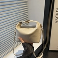 Piccola borsa a bauletto bianco crema con manico dorato e tracolla rimovibile - Bianco