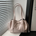 Borsa tote in pelle lucida rosa chiaro con dettaglio a fiocco e coulisse laterali - Bianco Sporco