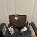 Bolso cubo marrón oscuro con textura lichi, cierre de corazón dorado y correa ajustable - Marrón