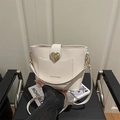 Bolso cubo minimalista de cuero blanco con cierre de corazón dorado y correa ajustable - Blanco