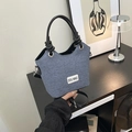 Blaue Denim Beuteltasche mit geknoteten schwarzen Griffen und Schultergurt - Schwarz
