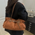 Sac fourre-tout en daim marron avec boucles métalliques porté sur un costume noir - Brun Sans Pendentif