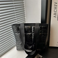 Borsa tote classica in nylon trapuntato nero con motivo a quadri e manici spessi - Nero
