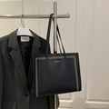 Bolso tote minimalista de cuero negro con remaches dorados y gran capacidad para oficina - Negro