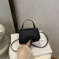 Mini borsa quadrata in pelle nera opaca con base a onda e dettagli argento - Nero