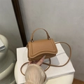Piccola borsa quadrata color cammello con patta a onda e manico superiore curvo - Cachi