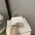Mini borsa quadrata bianca chic in ecopelle lucida con dettaglio patta goffrata - Bianco