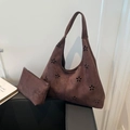 Grand cabas en daim marron avec motifs floraux découpés au laser et pochette assortie - Marron