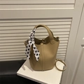 Bolso saco caqui minimalista de piel con un pañuelo de lunares decorativo en el asa - Caqui