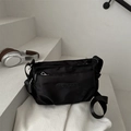 Borsa a tracolla minimalista in nylon nero con tasche multiple e logo JINGPIN inciso - Nero
