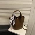 Bolso cubo de cuero marrón con asa y bufanda de seda decorativa con lunares chic - Marrón