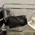 Borsa a tracolla nera chic in tela con tracolla larga ed etichetta in pelle fashion - Nero