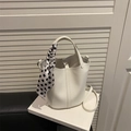 Bolso cubo de cuero granulado blanco con elegante pañuelo de seda de lunares - Blanco