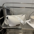 Elegante borsa bianca a tracolla con patch FASHION in pelle e ampia tracolla regolabile - Bianco