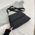 Bolso bandolera negro acolchado con correa ajustable sobre chaqueta vaquera - Negro