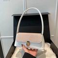 Witte kunstleren baguette tas met roze krokodillenpatroon klep en gouden sluiting - Wit