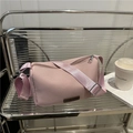 Borsa a tracolla in tessuto rosa con ampia cinghia regolabile ed etichetta in pelle FASHION - Rosa