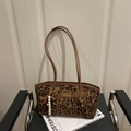Damen Shopper mit Leopardenmuster, braunem Kunstlederriemen und Quastenanhänger - Mit Anhänger / Leopardenmuster