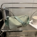 Borsa a tracolla cilindrica verde chiaro con cinturino largo e targhetta moda - Verde